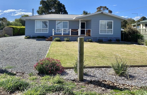 Metung House | 20 metres from the safest familiy beach- HAMPTON Style Waterfront Home