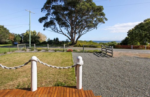 Metung House | 20 metres from the safest familiy beach- HAMPTON Style Waterfront Home
