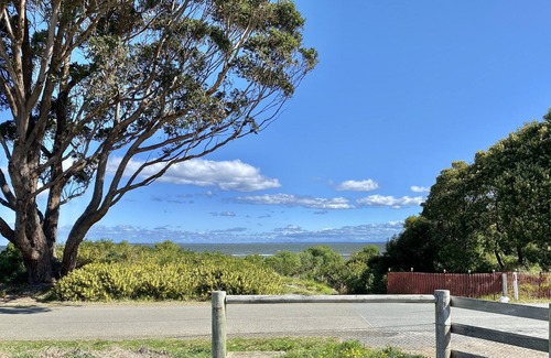 Metung House | 20 metres from the safest familiy beach- HAMPTON Style Waterfront Home