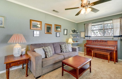 Manor House | 20 Mi to Austin Texas Farmhouse on 10 Acres