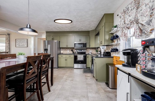Gordonville House | 20 min to Sight& Sound*game room*patio*hot tub