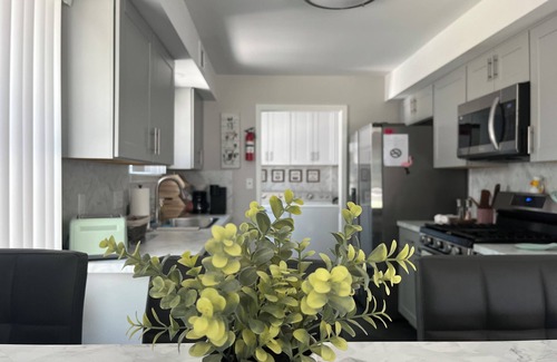 Warren House | 20 mins to dt Detroit, 4 miles to GM Tech Center, 15 mins to LK Saint Clair