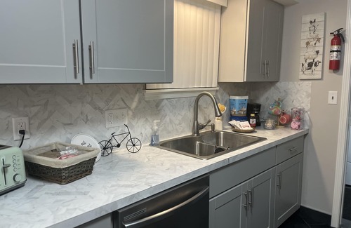 Warren House | 20 mins to dt Detroit, 4 miles to GM Tech Center, 15 mins to LK Saint Clair