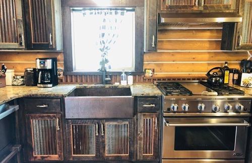 Island Park Cabin | 20 mins to YNP-Cabin-Pet friendly