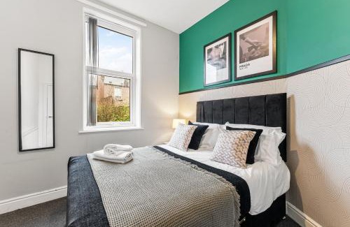 Sheffield Apartment | 20 percent off! Stylish Sheffield Abode Sleeps 12