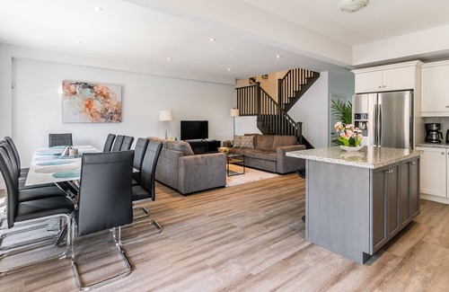 Stoney Creek Villa | 20 Ppl 5BR Townhome on the Lake. HotTub, Gym, BBQ