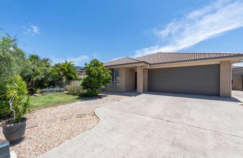 Yamba House | 20 Taine - Oceanstays - Jetty & Pet Friendly