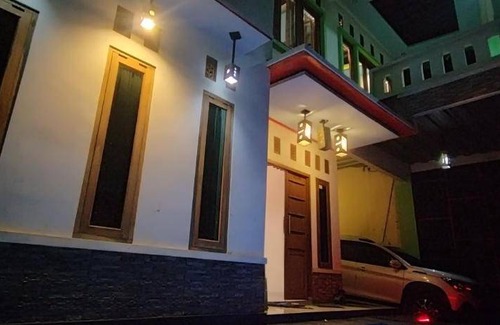 Megamendung House | 200 m² House ∙ 3 bedrooms ∙ 15 guests