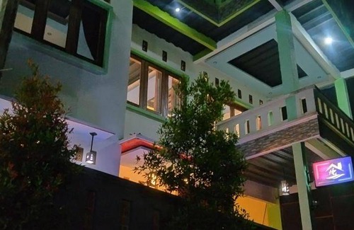 Megamendung House | 200 m² House ∙ 3 bedrooms ∙ 15 guests