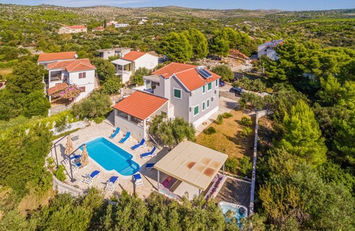 Milna (Brac) House | 200 m² House ∙ 6 bedrooms ∙ 12 guests