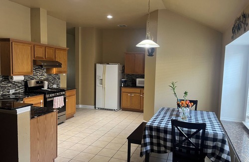 Hurst House | 2000 SqFt house in awesome Neighborhood with AC, fitness room, WiFi