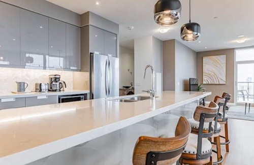 Hurontario Apartment | 2000sqf Penthouse close to Toronto Pearson Airportn
