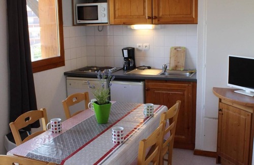 Saint-Etienne-en-Devoluy Apartment | 200m from resort center, 5th floor, view mountain, balcony, tv, ski locker, 31m², Superdévoluy