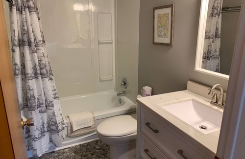 Port Elgin Hotel | 201 - Executive Rm Lake View- Balcony 2 DBL