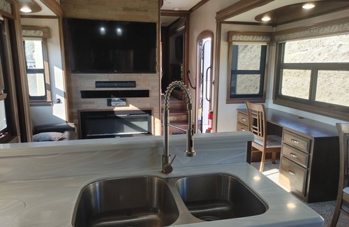 Lenore House | 2019 40' 5th wheel on quiet property in the country with spectacular river views