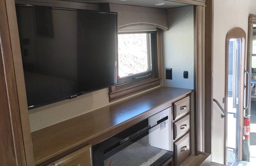 Lenore House | 2019 40' 5th wheel on quiet property in the country with spectacular river views