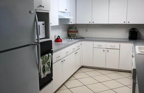 Gulf Harbors House | 2019 Lowe Pontoon, Mercury 115. Heated, caged, salt water pool on canal. Pets ok