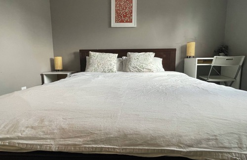 Richmond House | 202. 2nd Fl private room with queen bed