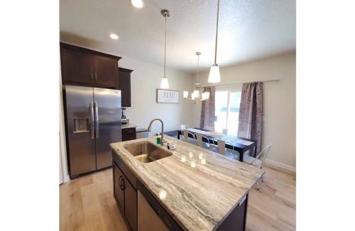 Lehi House | 2022 Townhome! Cozy King Bed in Silicon Slopes!