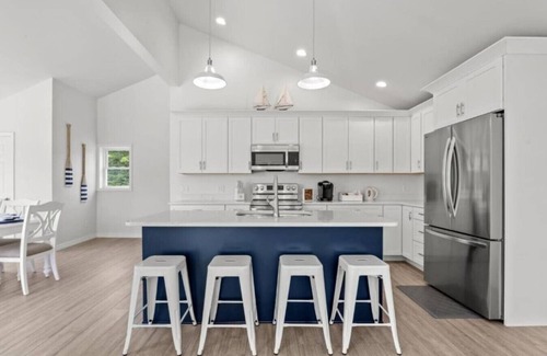 Winterport Cottage | 2024 Remodel - Magnificent Water View, A/C, Dogs, Yard, Games, Fire Pit, Trendy