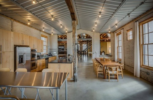 Three Oaks House | 2025/2026 Open! - Colossal Loft in Three Oaks. 2 Night Summer Minimum