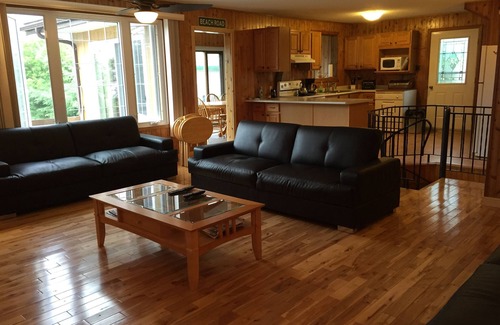 Keewatin Cabin | 2025 calendar now open! Beachfront - Lake of the Woods Kenora w/boat launch!
