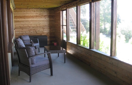 Keewatin Cabin | 2025 calendar now open! Beachfront - Lake of the Woods Kenora w/boat launch!