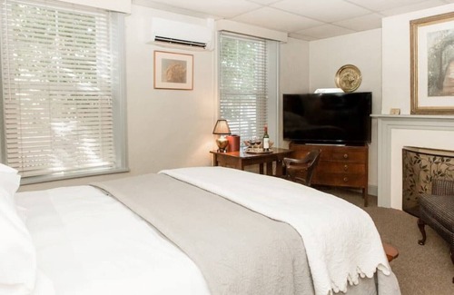 Mercersburg Bed & Breakfast | 205 - James's Room - James Buchanan Hotel