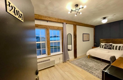 Waunakee Hotel | 205 - Queen Suite