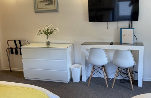 Port Elgin Hotel | 207 - Standard Rm - 2 Double Beds - 2nd Floor