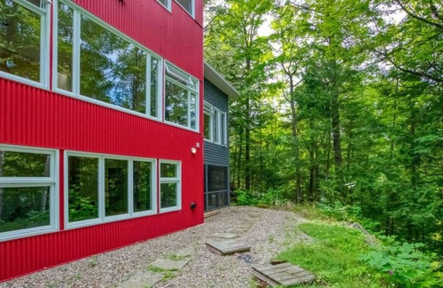 Val-des-Monts House | 209 ChemDuRubisVal-des-Monts, QC J8N 1L5 · The Big Red Retreat: Lakefront, Val Des Monts