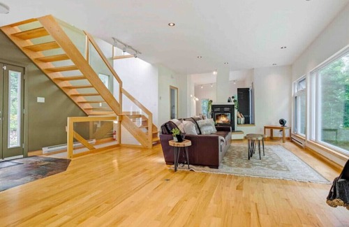 Val-des-Monts House | 209 ChemDuRubisVal-des-Monts, QC J8N 1L5 · The Big Red Retreat: Lakefront, Val Des Monts
