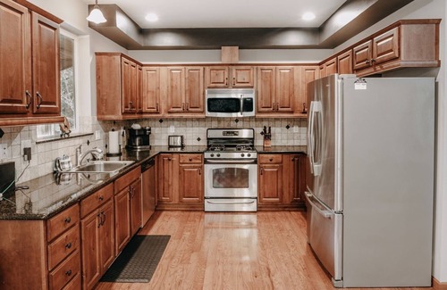 Warnick Cabin | 20GS - WiFi - F/P - W/D - Sleeps 6 by RedAwning