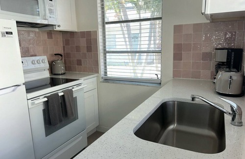 Bay Esplanade Apartment | 21 · Surf n Sand 2 Bedroom Apartment by the Water 21
