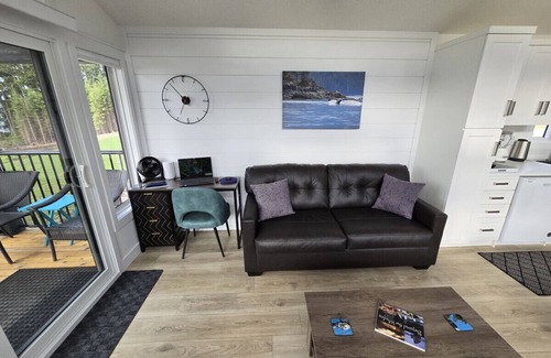 Regional District of Mount Waddington Cottage | 21 - Whale's Breach Cottage By The Sea at Alder Bay