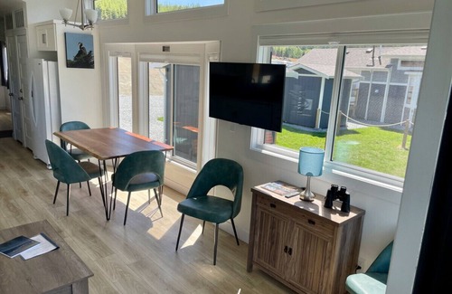 Regional District of Mount Waddington Cottage | 21 - Whale's Breach Cottage By The Sea at Alder Bay