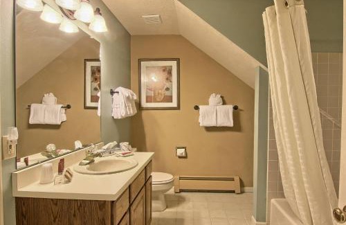 Charlevoix House | 210 Pointes North Inn