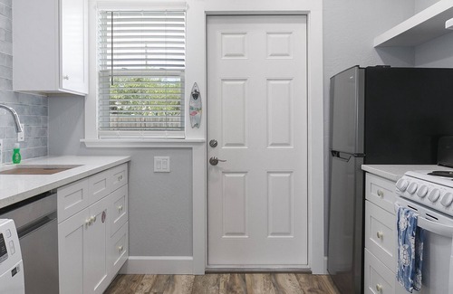 Convair Cove Apartment | 211 Turtle | King Bed | Beach Gear | 1 Block to Beach & Downtown | Dog Friendly