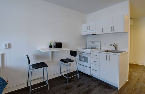 Laval Apartment | 215 Studio Spacieux Laval, tout inclue, wifi, park