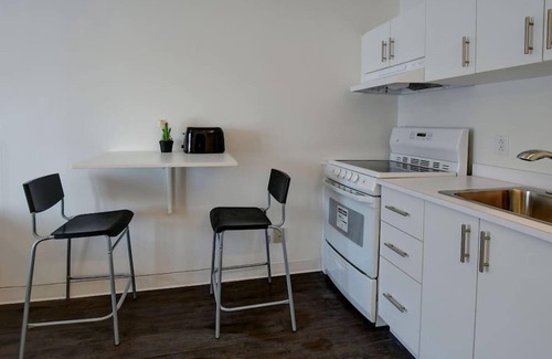 Laval Apartment | 215 Studio Spacieux Laval, tout inclue, wifi, park