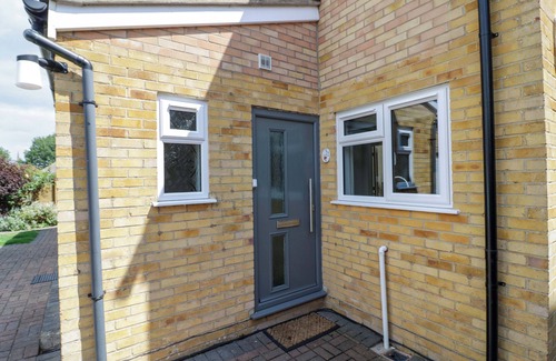 Kidlington Cottage | 22 OLD CHAPEL CLOSE, family friendly, with a garden in Kidlington