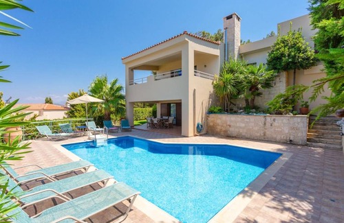Roussospiti Villa | 220 m² Villa ∙ 4 bedrooms ∙ 9 guests