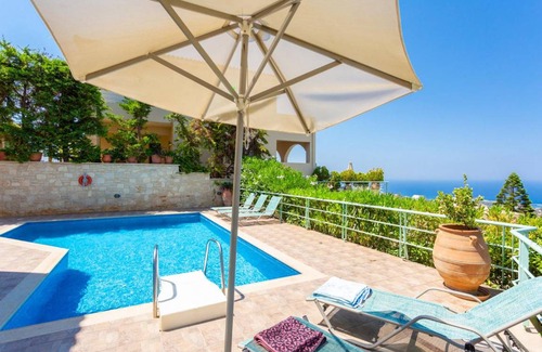 Roussospiti Villa | 220 m² Villa ∙ 4 bedrooms ∙ 9 guests