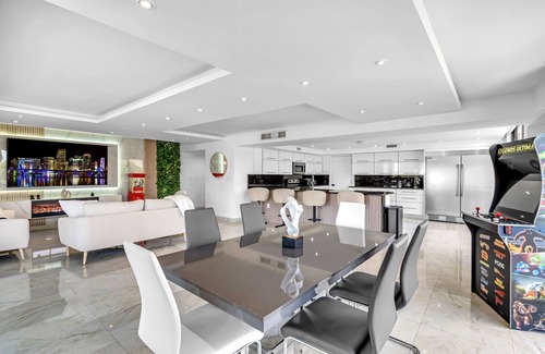 Hallandale Beach Apartment | 2200sqft² Waterfront Luxe Condo & Close to beach