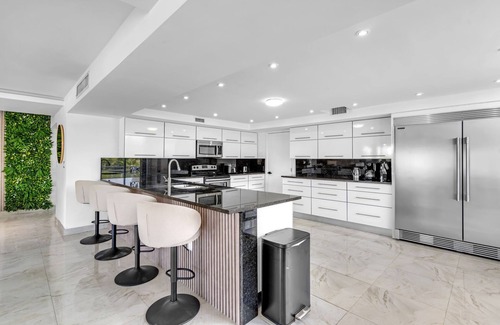 Hallandale Beach Apartment | 2200sqft² Waterfront Luxe Condo & Close to beach