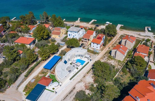 Zdrelac House | 228 m² House ∙ 4 bedrooms ∙ 8 guests
