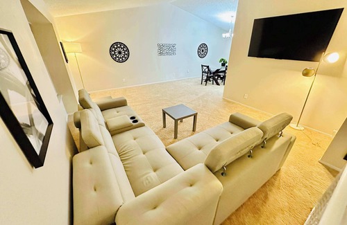 Sparks House | 23 Minutes To Tesla, 9 Beds