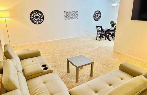 Sparks House | 23 Minutes To Tesla, 9 Beds