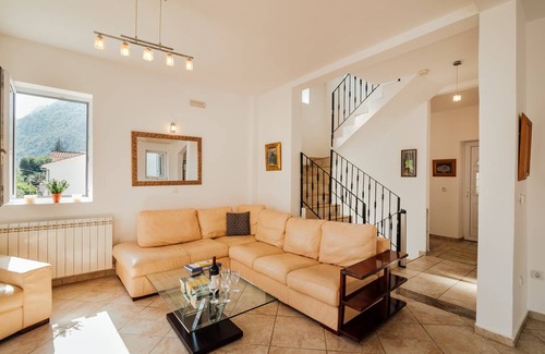 Orahovac House | 230 m² House ∙ 4 bedrooms ∙ 9 guests