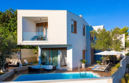Municipality of Trogir House | 230 m² House ∙ 4 bedrooms ∙ 8 guests